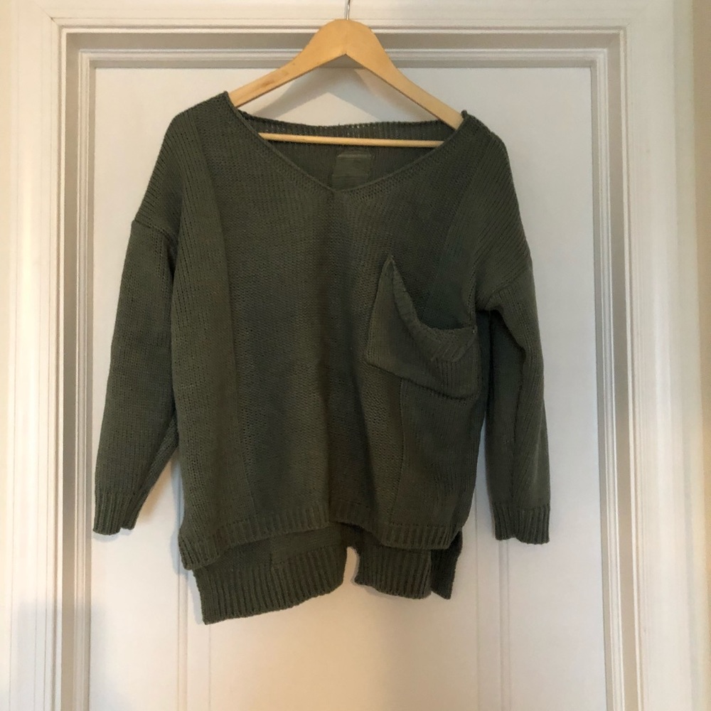 Short length relaxed sweater
